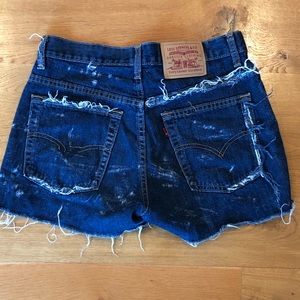 Distressed Levi’s cutoff jean shorts